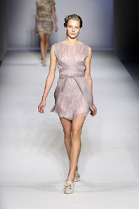Fashion Trends jaro 2010: Šaty pro vílu (http://www.luxurymag.cz)